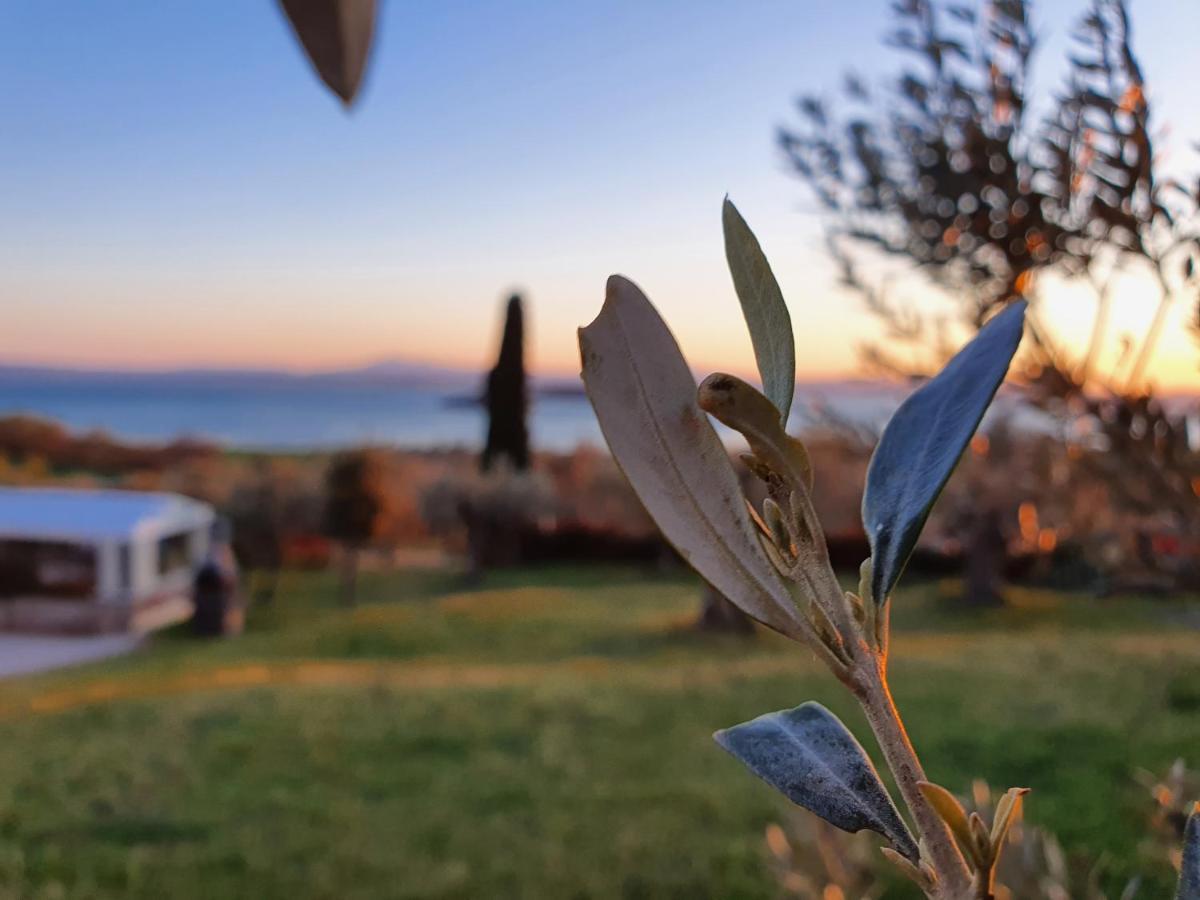 Aparthotel Antico Casale Tiravento Passignano sul Trasimeno Exterior foto